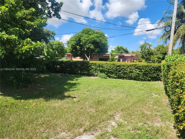a view of yard with green space