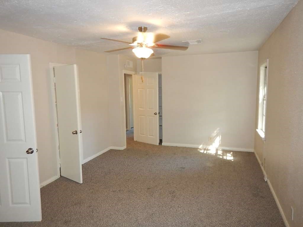 3614 Cosby Street Houston, TX 77021 - Photo 12 of 16 a view of an empty room with a chandelier fan