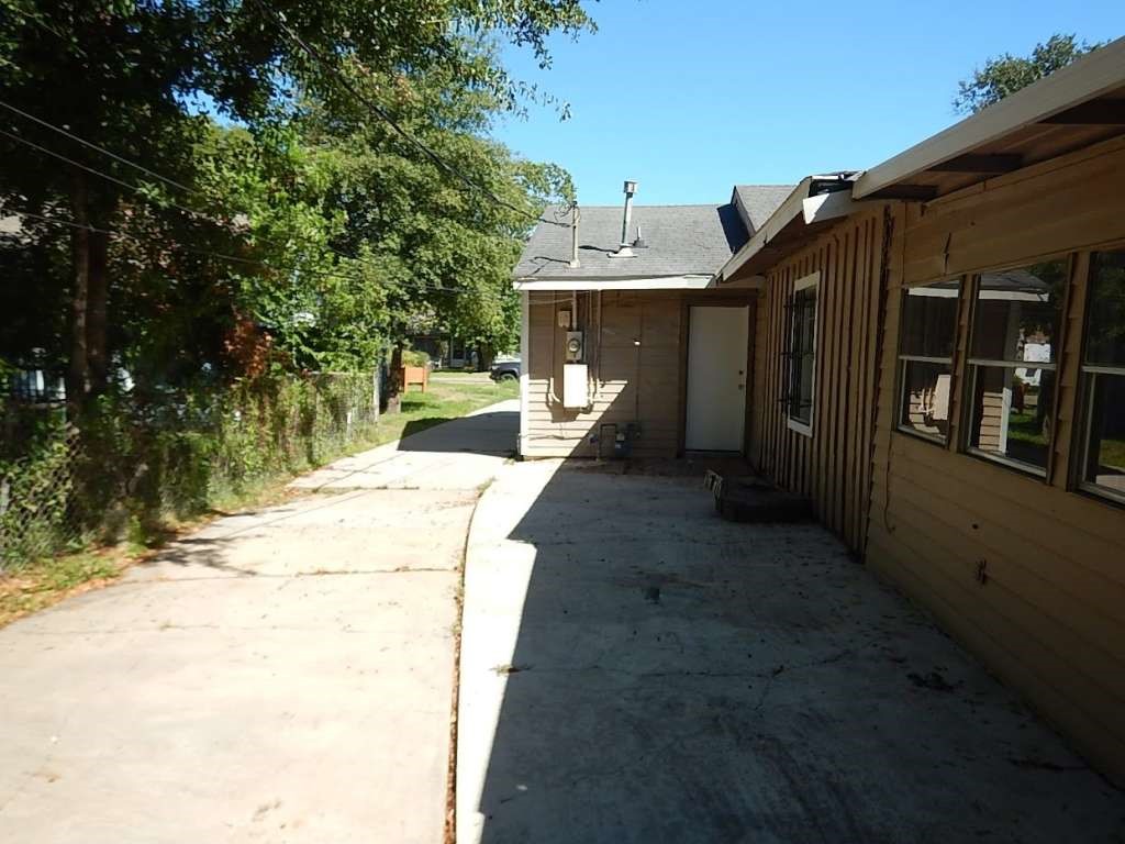 3614 Cosby Street Houston, TX 77021 - Photo 3 of 16 a view of a house with entertaining space