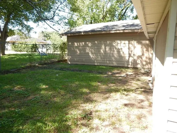 a view of a yard with an tree and a yard