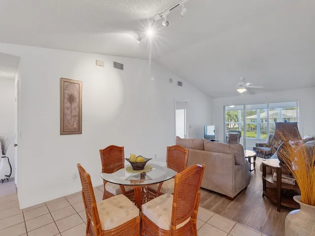 $1,850 | 655 West Lake Jasmine Circle, Unit 207, Vero Beach, FL 32962