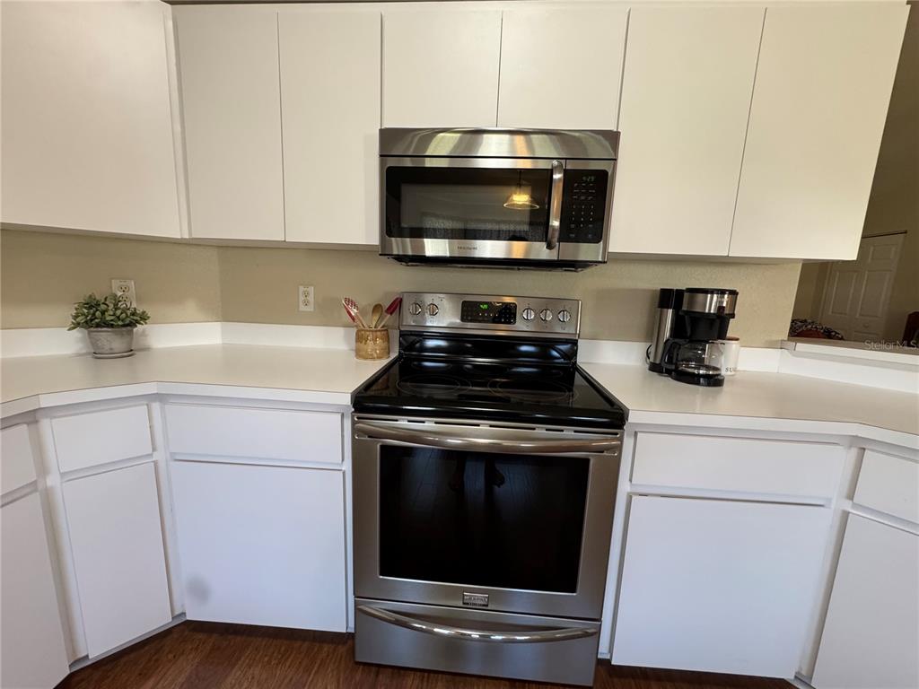 6071 Southwest 105th Place Ocala, FL 34476 - Photo 7 of 13 a kitchen with a stove and a microwave