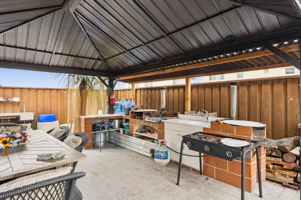 a view of an house with backyard and garden