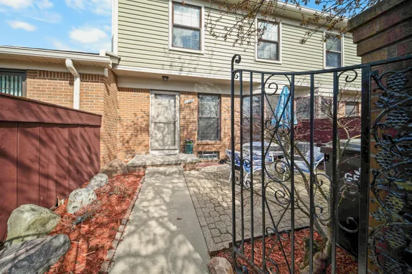 $220,000 | 31260 Country Way, Farmington Hills, MI 48331