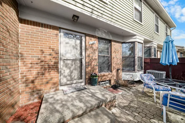 $220,000 | 31260 Country Way, Farmington Hills, MI 48331