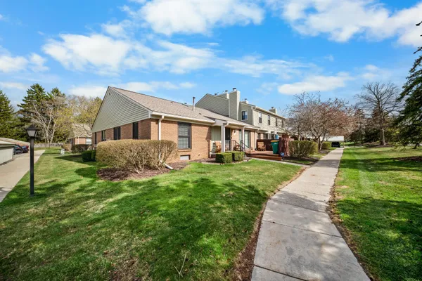 $220,000 | 31260 Country Way, Farmington Hills, MI 48331