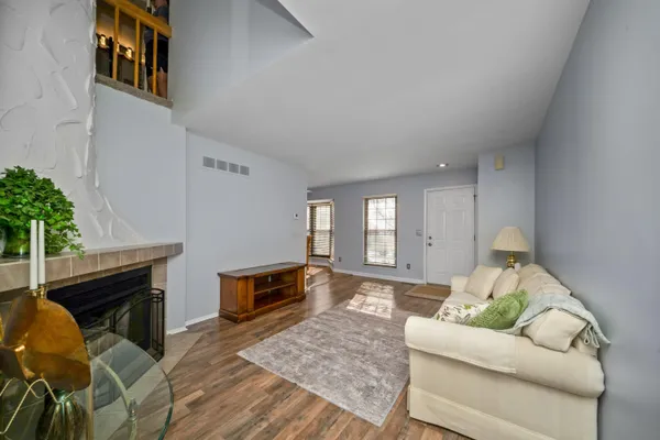 $220,000 | 31260 Country Way, Farmington Hills, MI 48331