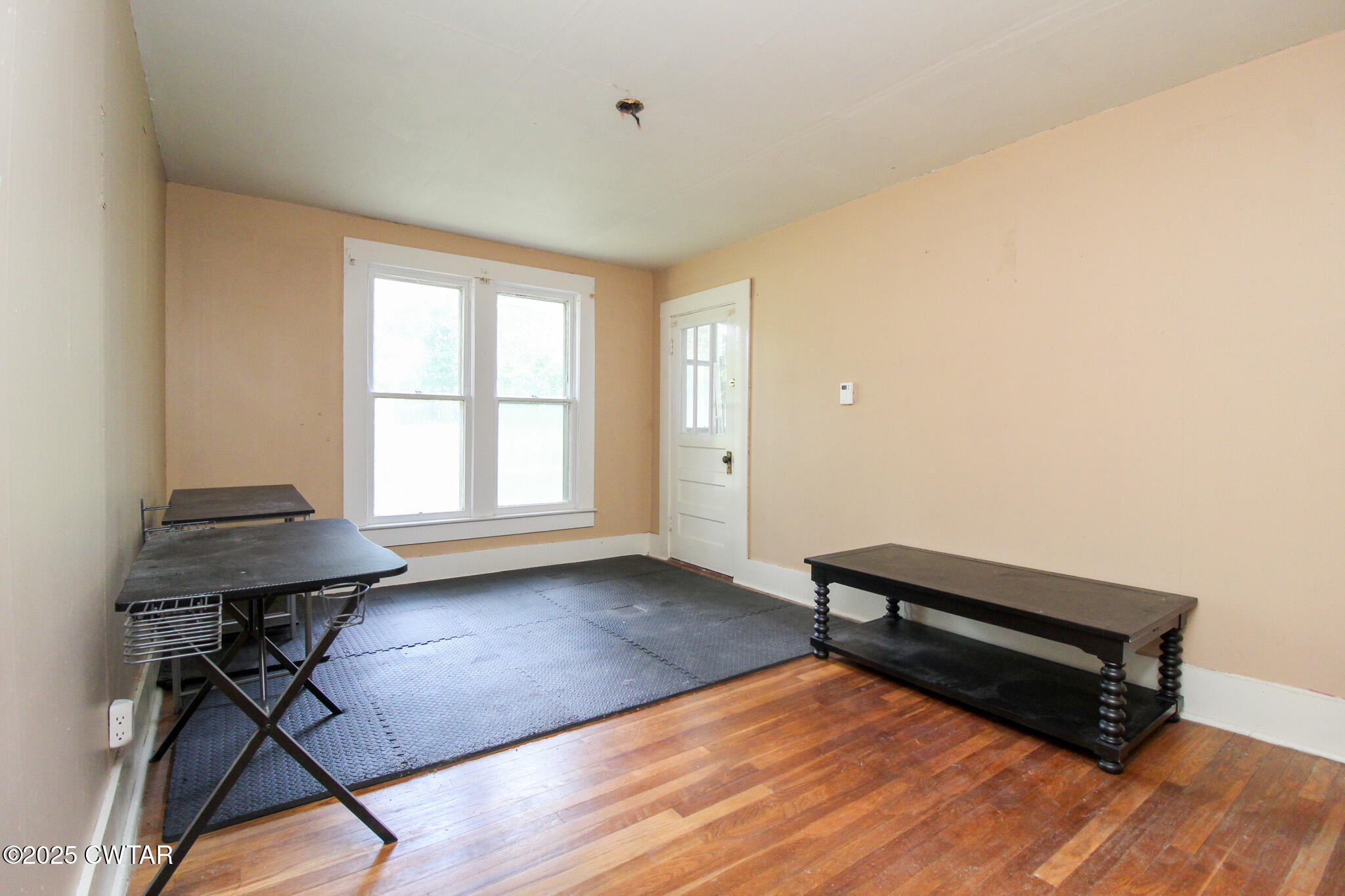 1352 Whitehall Street Jackson, TN 38301 - Photo 15 of 34 a living room with furniture and a window