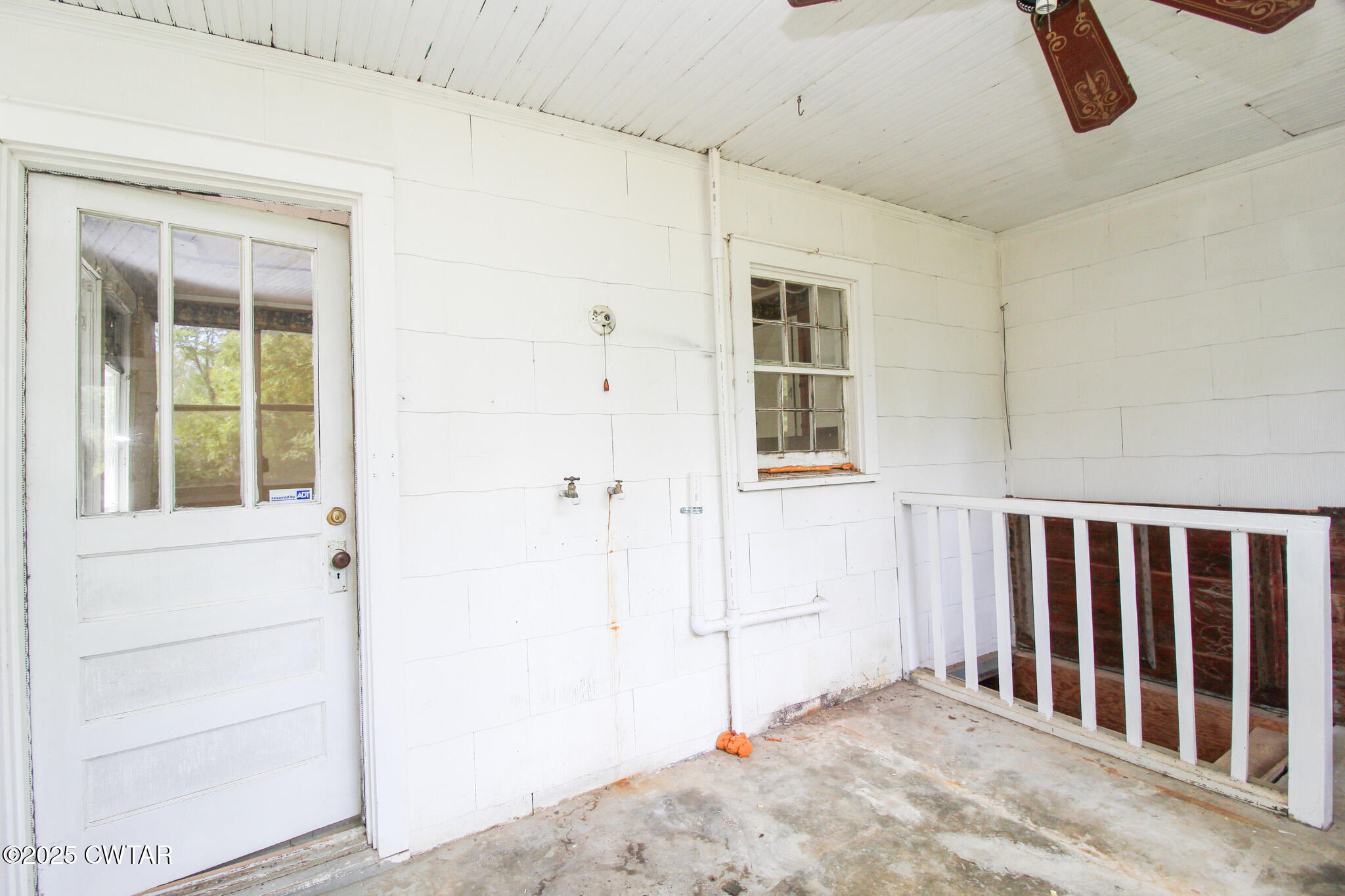 1352 Whitehall Street Jackson, TN 38301 - Photo 19 of 34 an empty room with windows