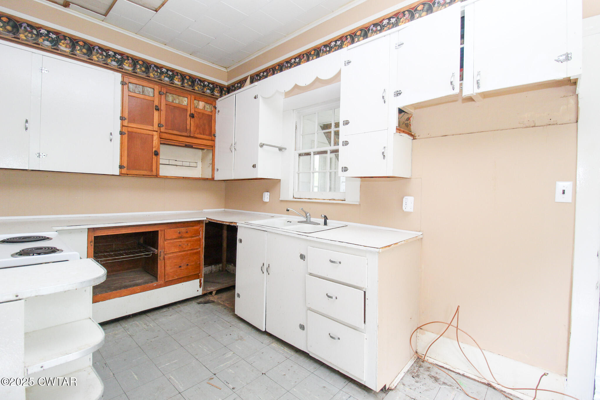1352 Whitehall Street Jackson, TN 38301 - Photo 8 of 34 a kitchen with granite countertop a sink stainless steel appliances and cabinets