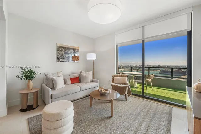 $8,000 | 601 Northeast 1st Avenue, Unit 2816, Miami, FL 33132