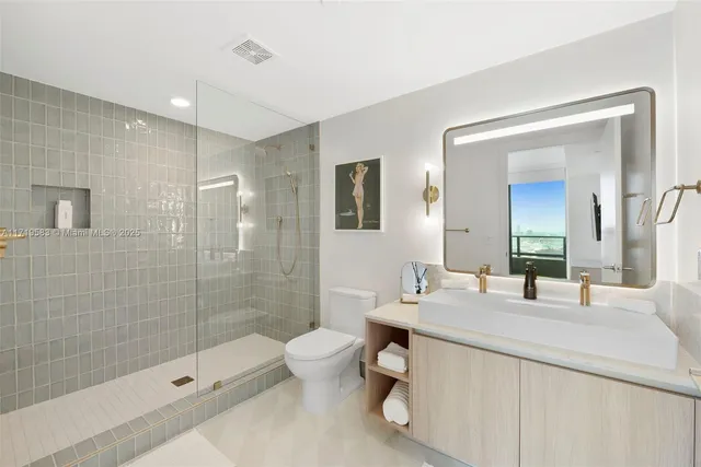 $8,000 | 601 Northeast 1st Avenue, Unit 2816, Miami, FL 33132