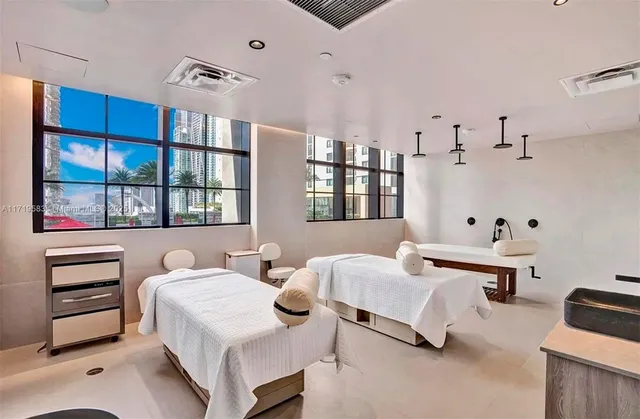 $8,000 | 601 Northeast 1st Avenue, Unit 2816, Miami, FL 33132