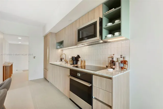 $8,000 | 601 Northeast 1st Avenue, Unit 2816, Miami, FL 33132