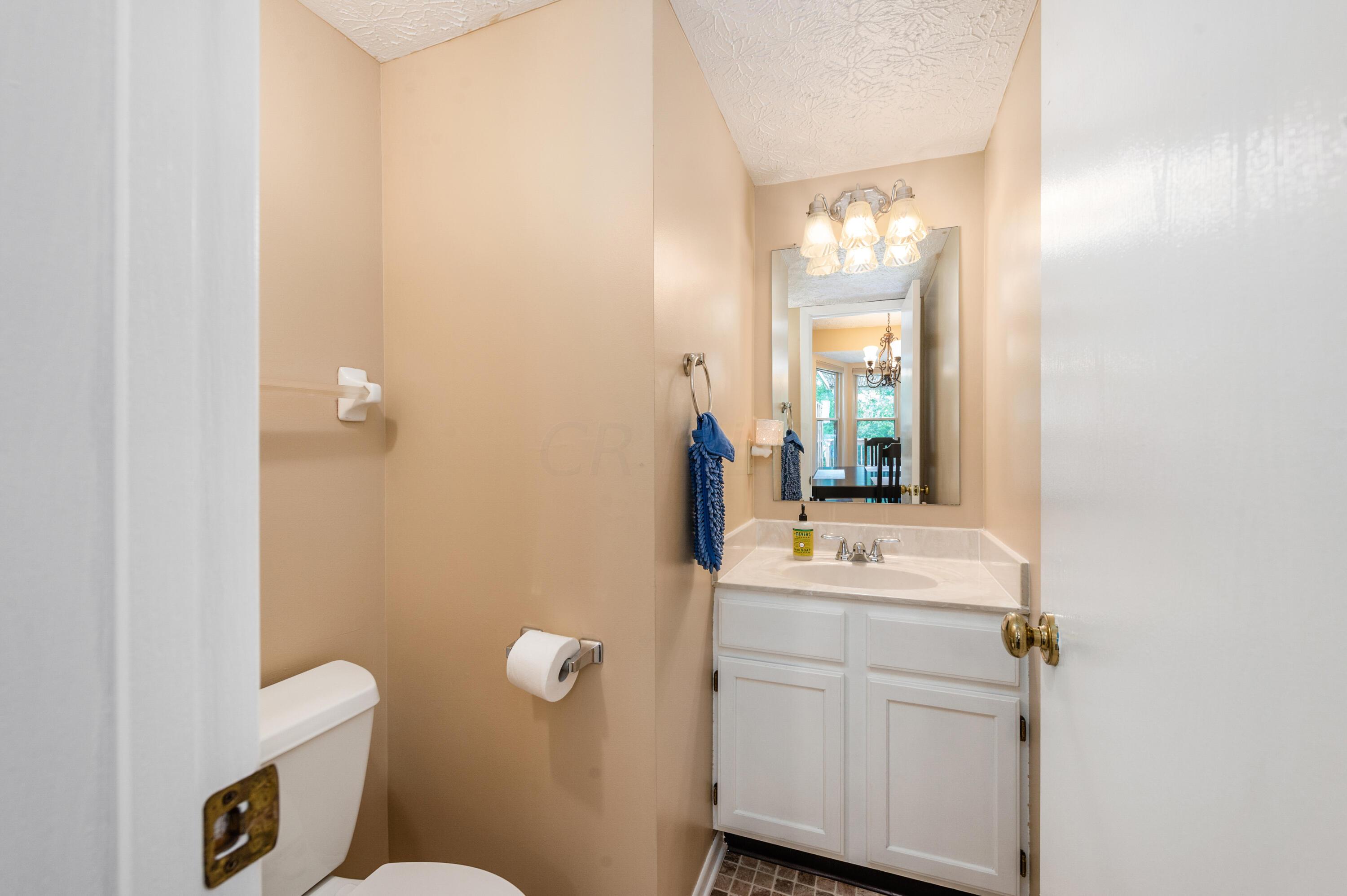 2963 Crocker Run Road Grove City, OH 43123 - Photo 14 of 38 1st floor 1/2 bath