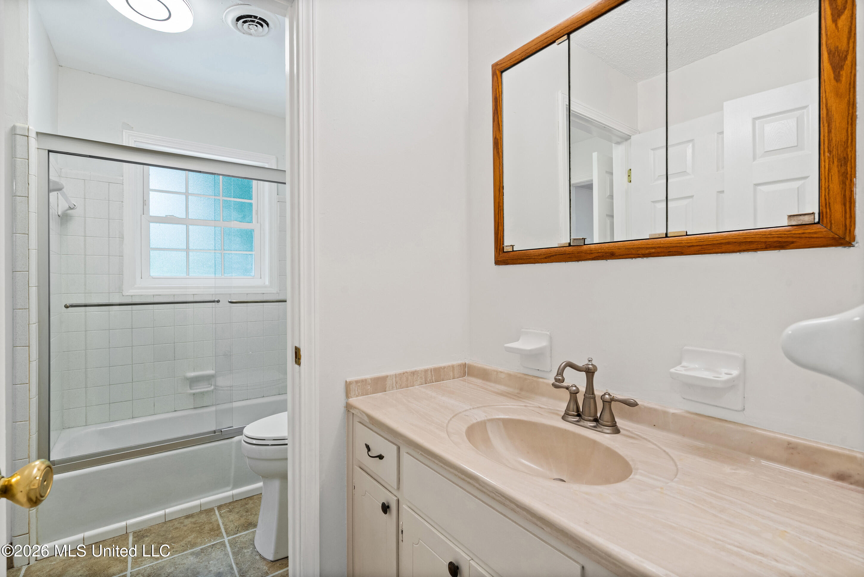 7145 Westbranch Road Olive Branch, MS 38654 - Photo 14 of 39 Upper Level Primary / Shared Bath