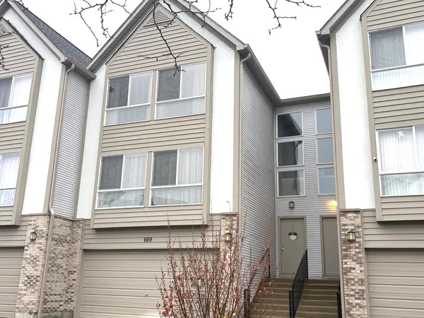 $325,000 | 669 Diamond Pointe Drive, Unit 669, Mundelein, IL 60060