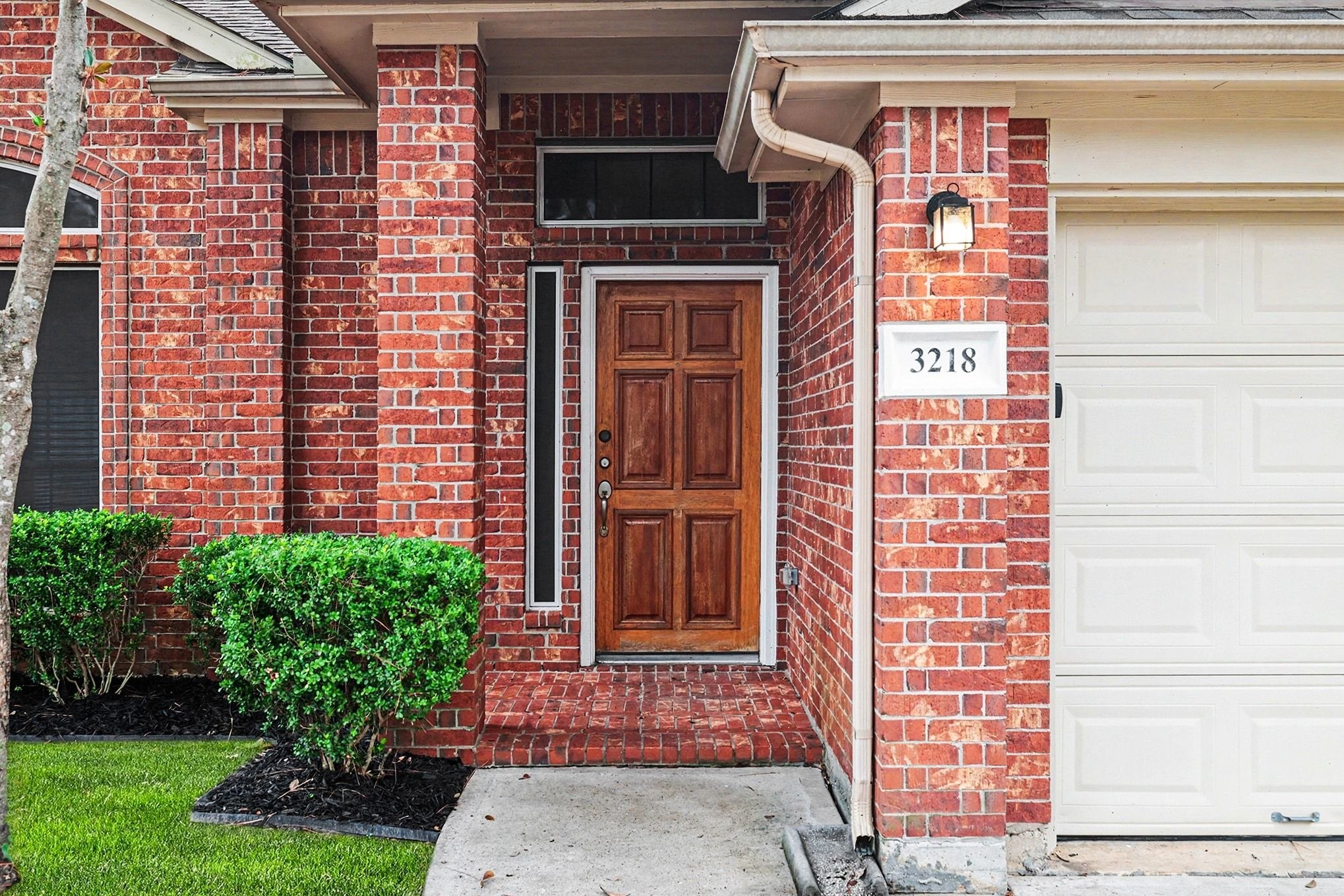 3218 Woodchuck Road Montgomery, TX 77356 - Photo 4 of 27 a front view of a house with garden