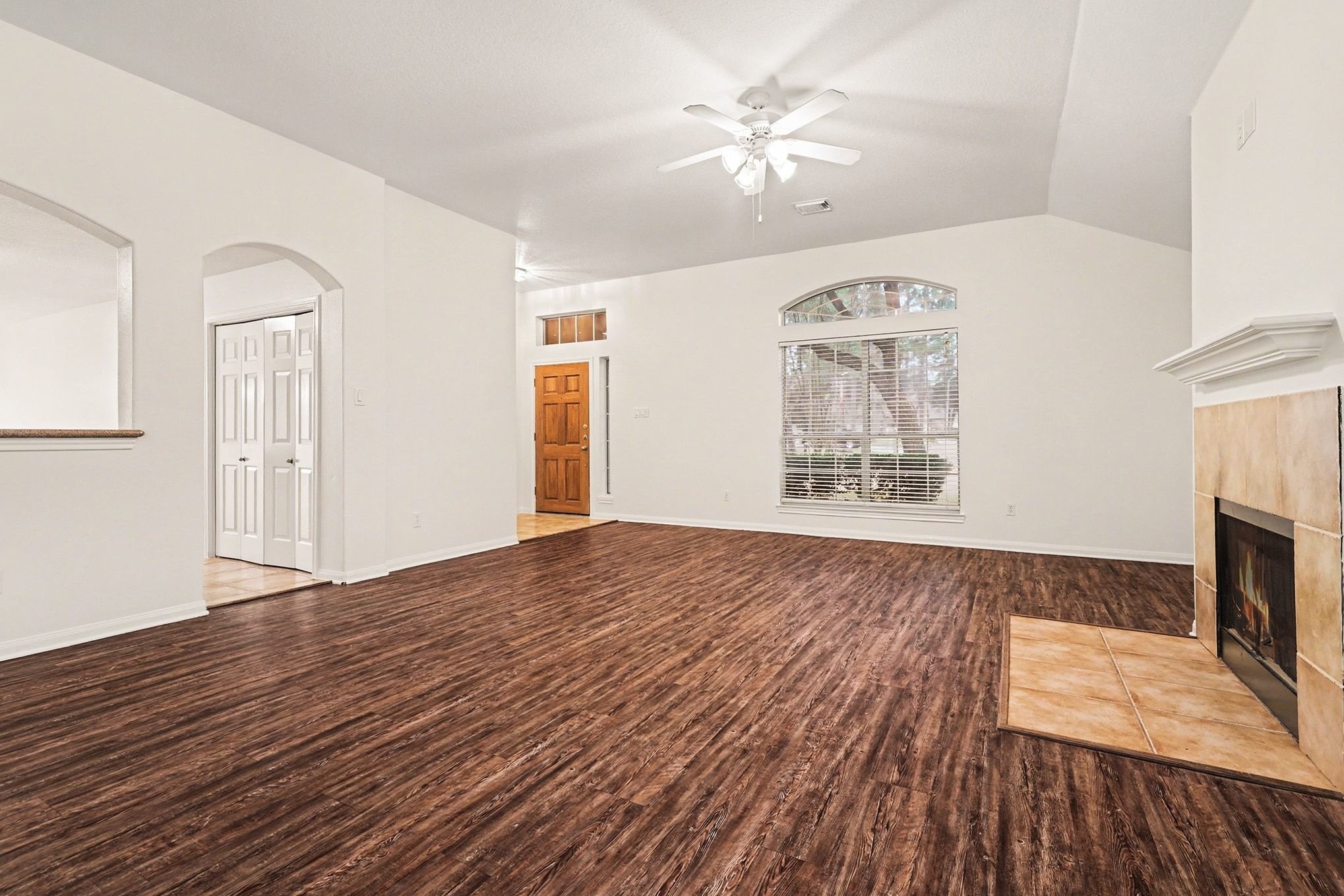 3218 Woodchuck Road Montgomery, TX 77356 - Photo 9 of 27 a view of livingroom with hardwood floor and a ceiling fan
