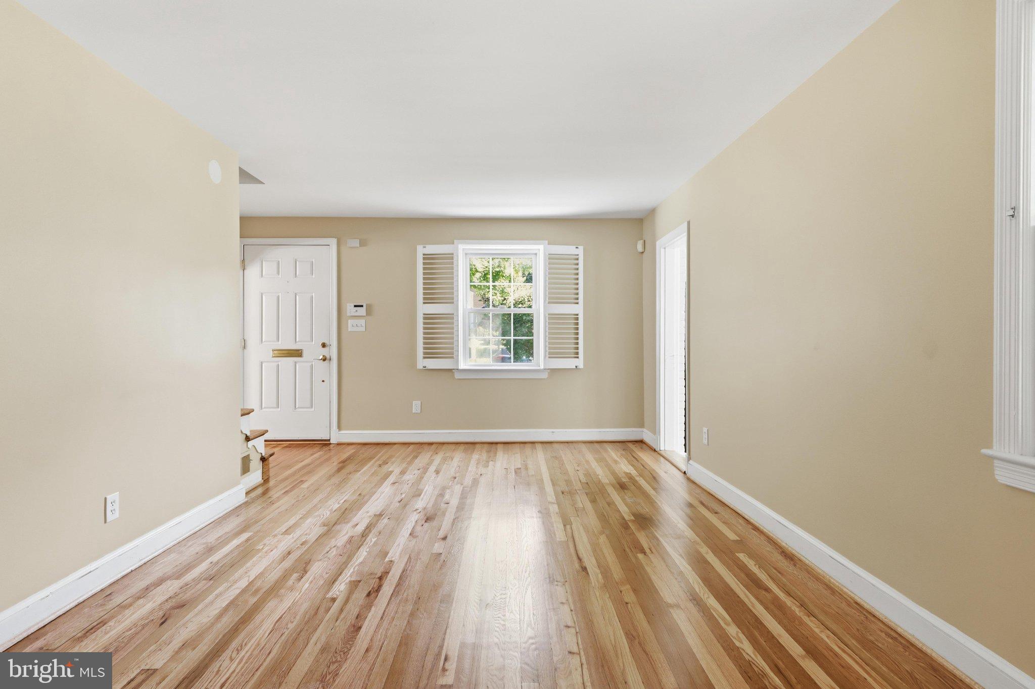10010 Raynor Road Silver Spring, MD 20901 - Photo 3 of 44 Living Room