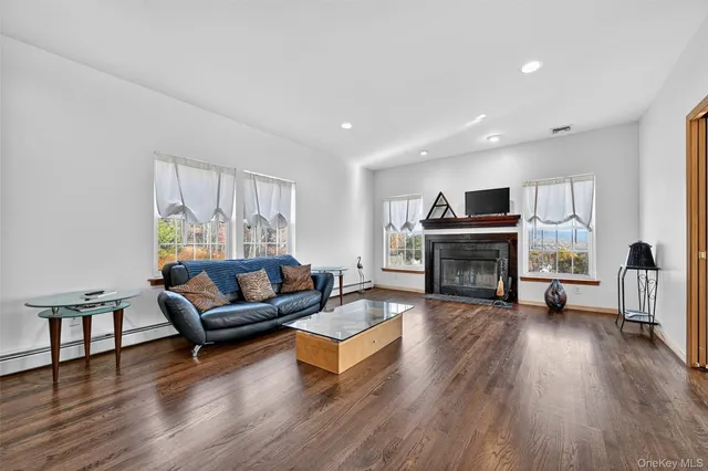 $899,000 | 8 Alloway Crescent, Highland Mills, NY 10930