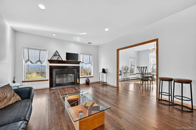 $899,000 | 8 Alloway Crescent, Highland Mills, NY 10930