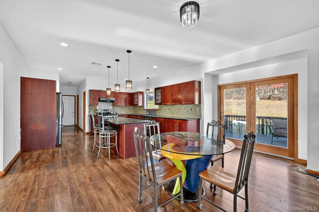 $899,000 | 8 Alloway Crescent, Highland Mills, NY 10930