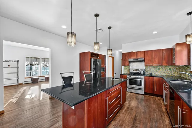 $899,000 | 8 Alloway Crescent, Highland Mills, NY 10930