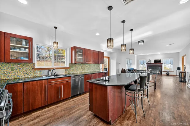 $899,000 | 8 Alloway Crescent, Highland Mills, NY 10930