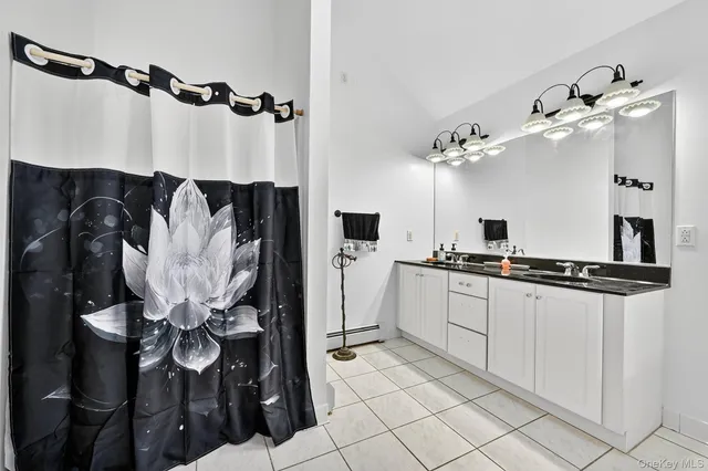 $899,000 | 8 Alloway Crescent, Highland Mills, NY 10930