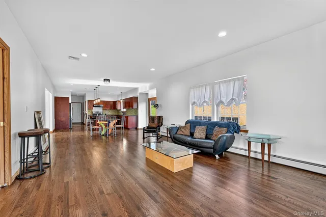 $899,000 | 8 Alloway Crescent, Highland Mills, NY 10930