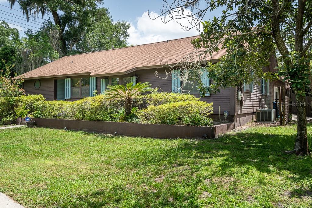 3/2/2 with private workshop on nearly 1/2 acre in northern Deland.