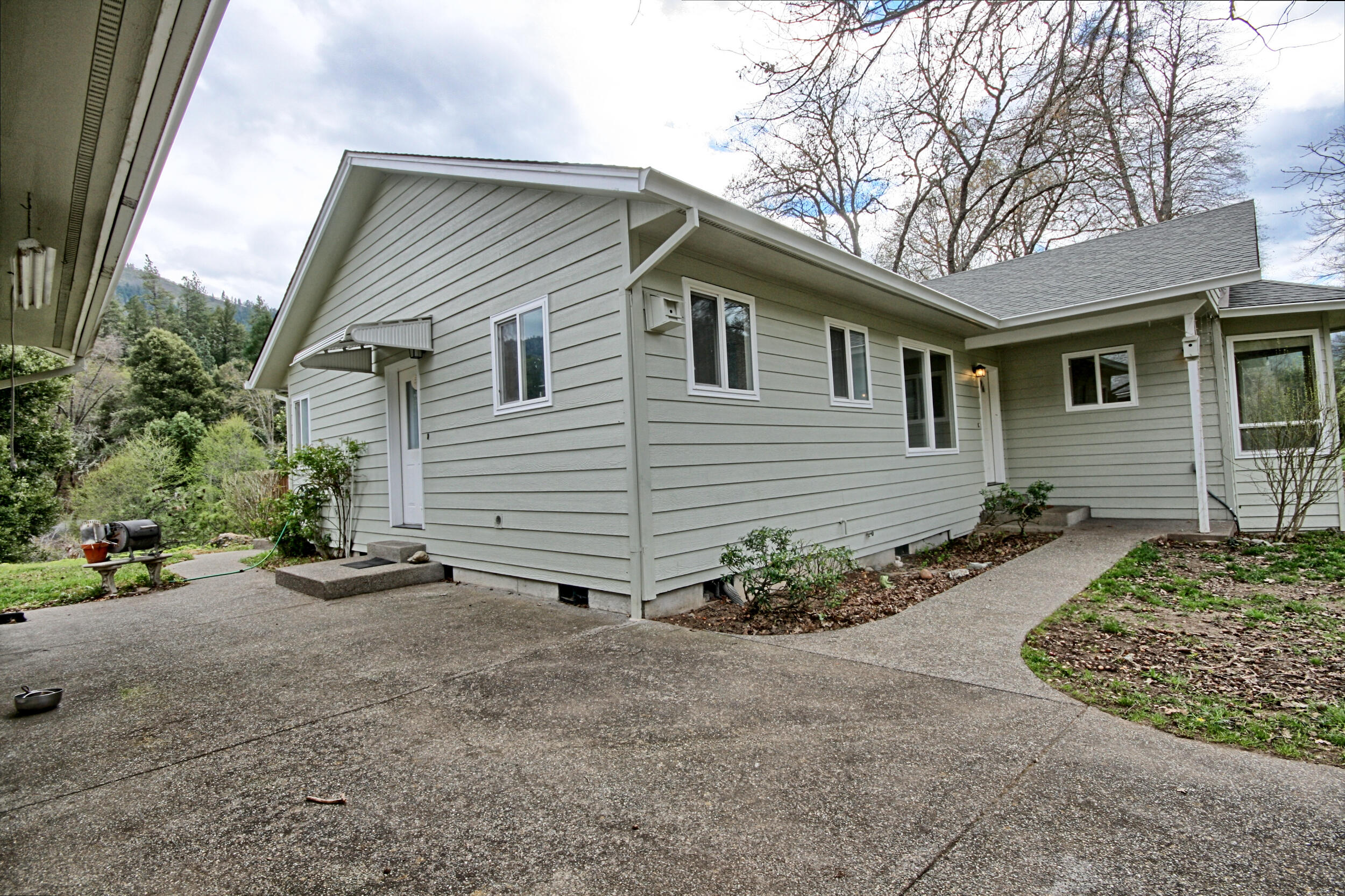 7255 Upper Applegate Road Jacksonville, OR 97530 - Photo 7 of 50 front entrance