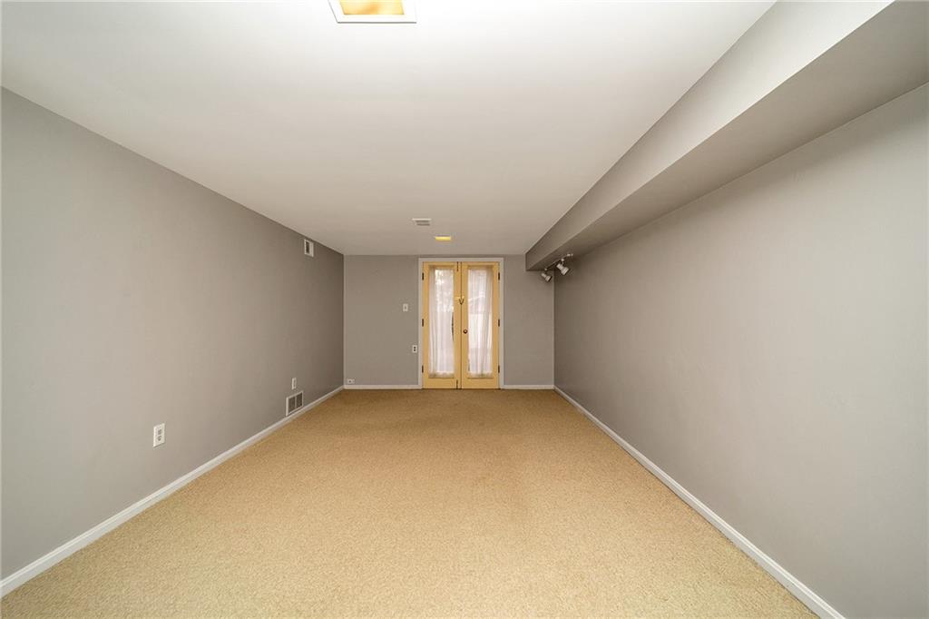124 Rose Leaf Road Pittsburgh, PA 15220 - Photo 16 of 25 Gallery Image 16