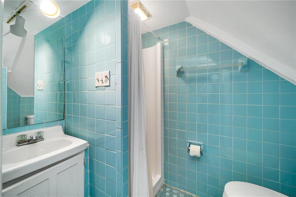 124 Rose Leaf Road Pittsburgh, PA 15220 - Photo 17 of 25 Gallery Image 17