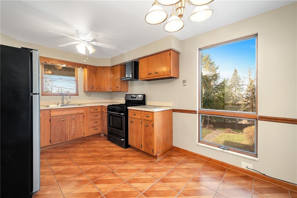 124 Rose Leaf Road Pittsburgh, PA 15220 - Photo 6 of 25 Gallery Image 6