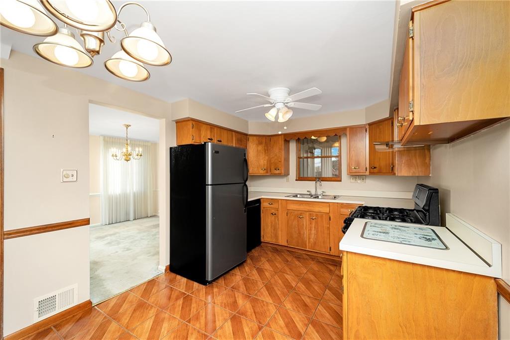 124 Rose Leaf Road Pittsburgh, PA 15220 - Photo 7 of 25 Gallery Image 7