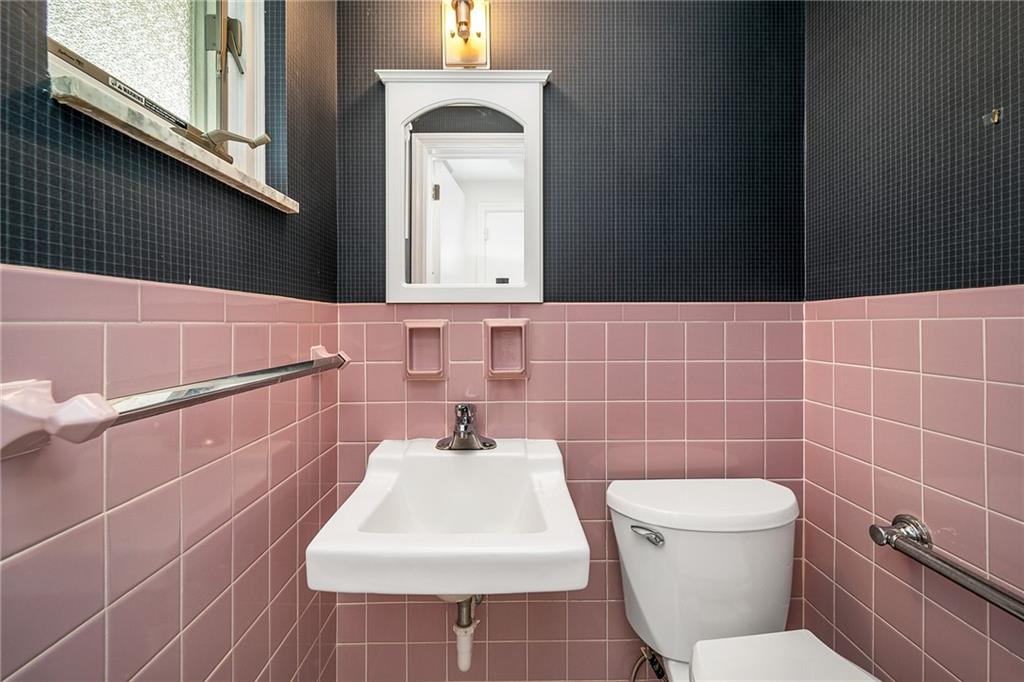 124 Rose Leaf Road Pittsburgh, PA 15220 - Photo 8 of 25 Gallery Image 8