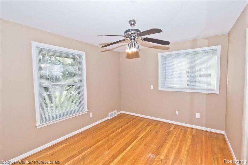 29327 Rambling Road Southfield, MI 48076 - Photo 17 of 21