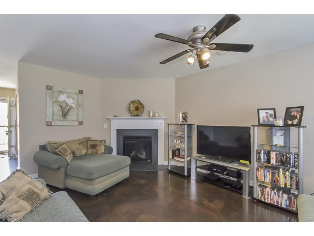 1223 Maple Burlington, NC 27217 - Photo 4 of 24 a living room with furniture and a flat screen tv