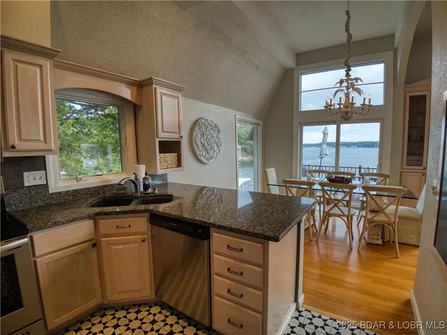 $995,000 | 87 Elbow Cay, Osage Beach, MO 65065