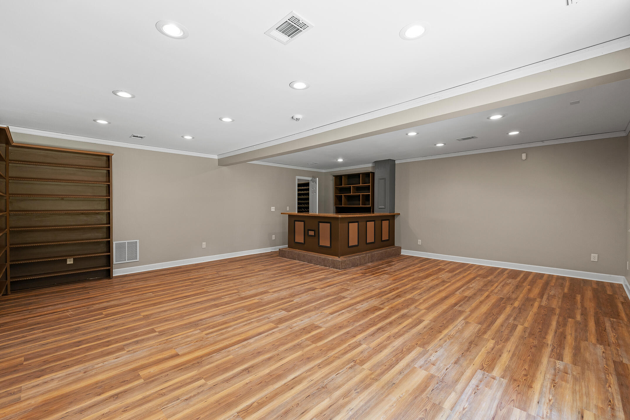 2040 Rock Bluff Road Hixson, TN 37343 - Photo 29 of 33 Basement bar area
