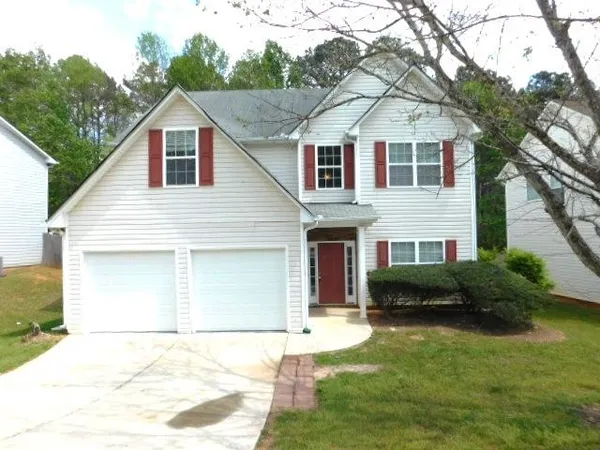 a view of house with a yard