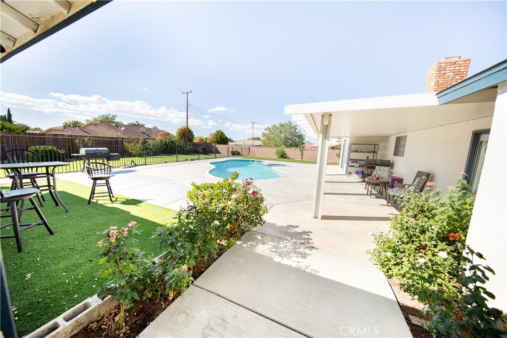 14024 Delaware Road Apple Valley, CA 92307 - Photo 31 of 41 a view of a patio with a table and chairs