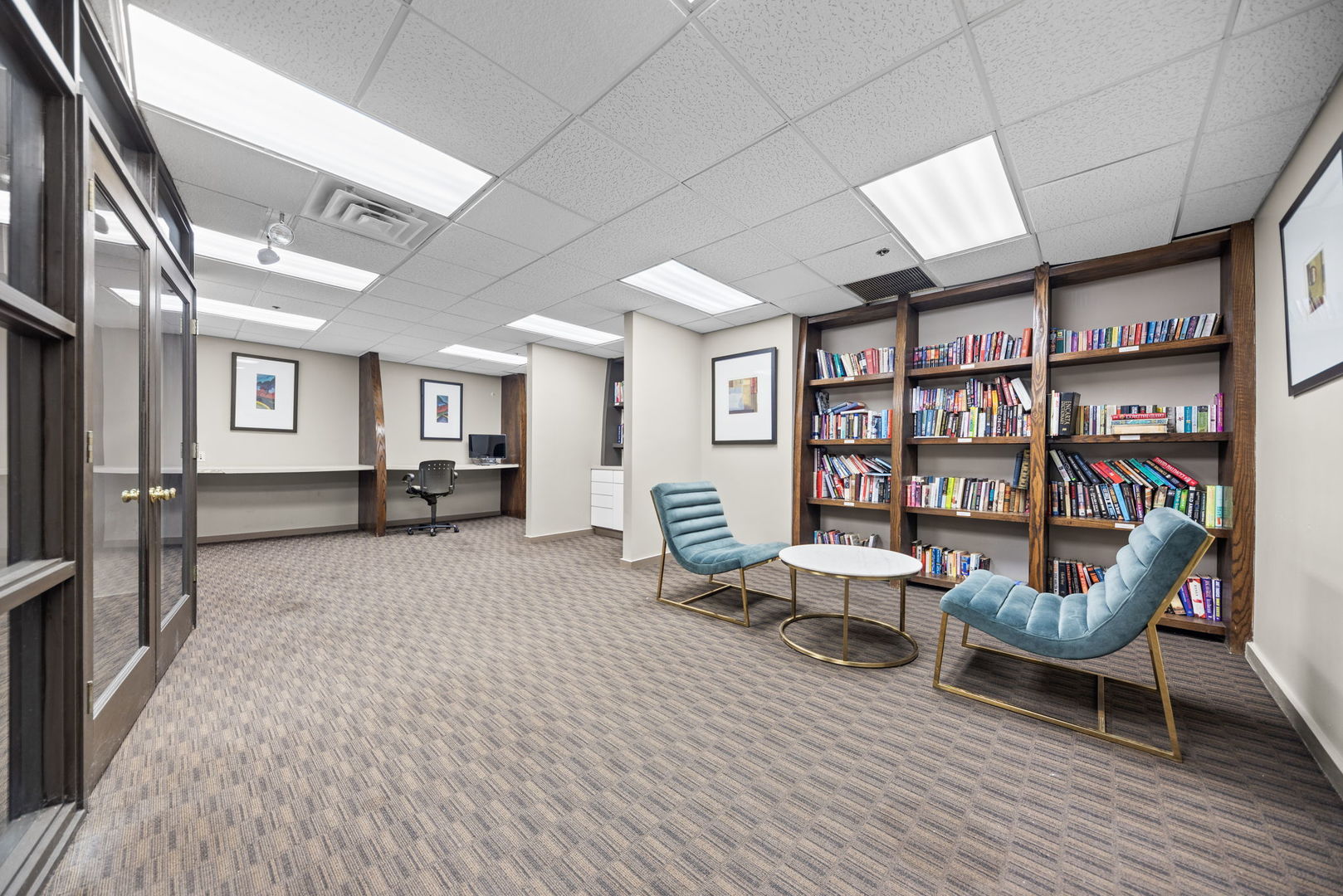 5320 North Sheridan Road, Unit 2201 Chicago, IL 60640 - Photo 14 of 18 a living room with furniture and a book shelf