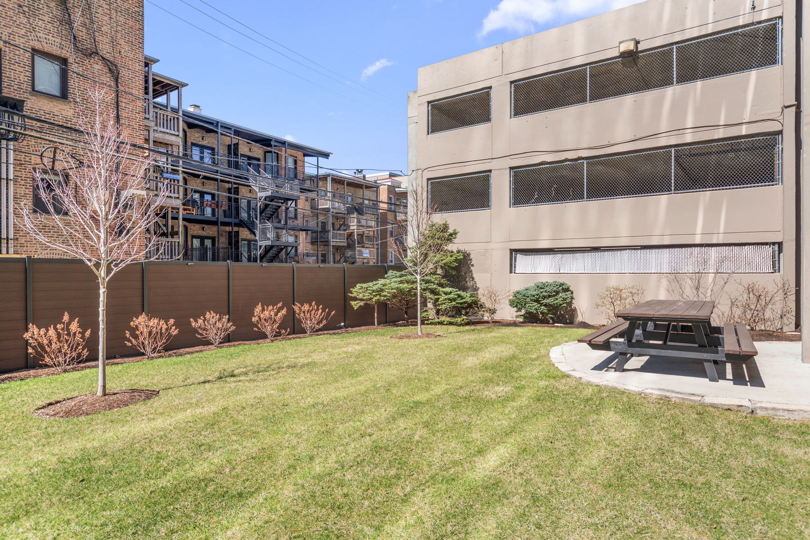 5320 North Sheridan Road, Unit 2201 Chicago, IL 60640 - Photo 17 of 18 a house view with a garden space