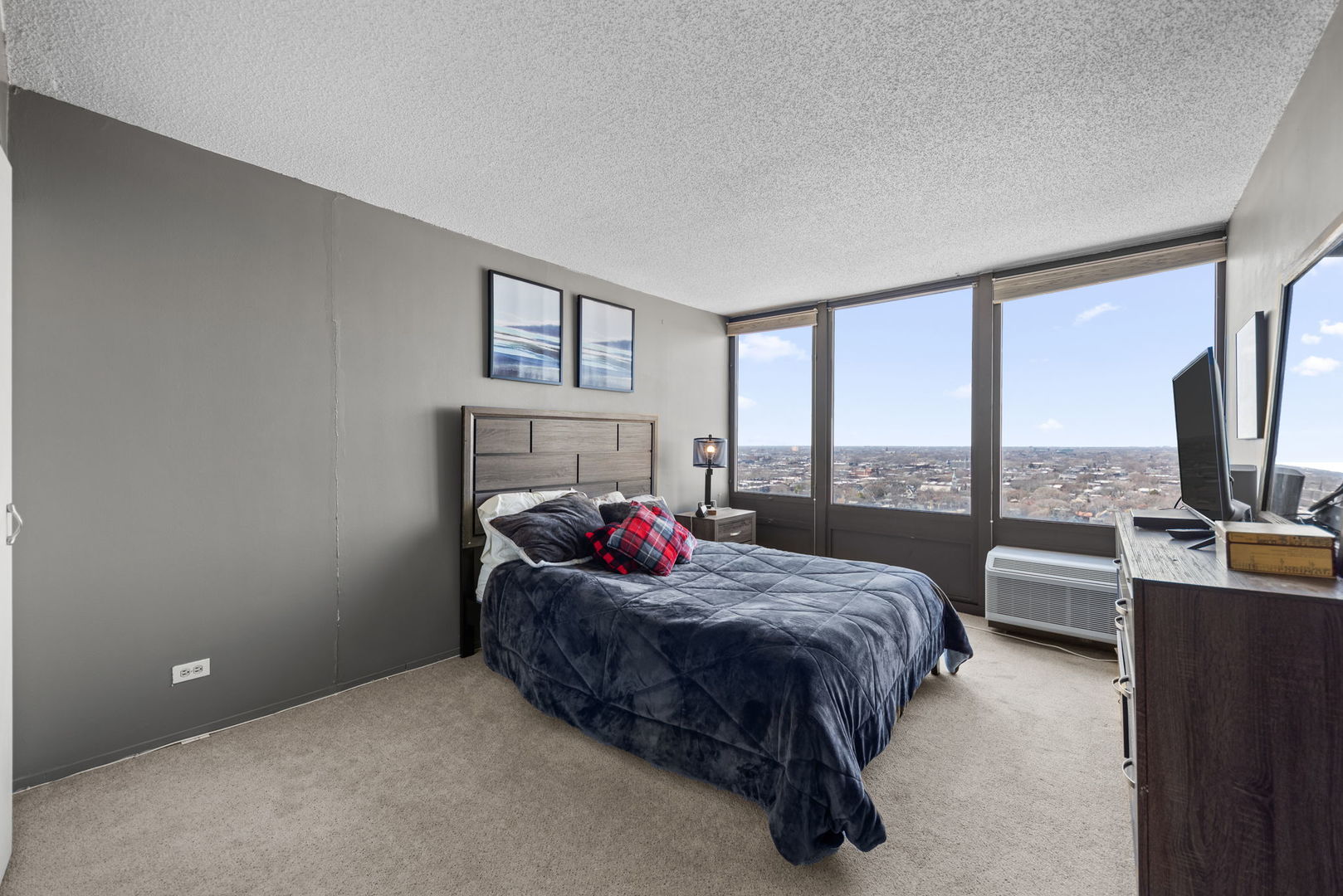 5320 North Sheridan Road, Unit 2201 Chicago, IL 60640 - Photo 10 of 18 a living room with furniture and a flat screen tv