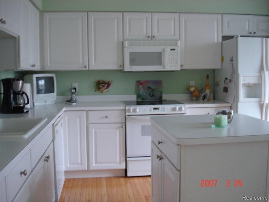 1635 Boulder Court, Unit 54 Rochester, MI 48306 - Photo 5 of 10 Bright & Shiny Kitchen...