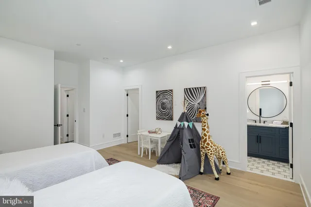 $2,995,000 | 2324 Sansom Street, Philadelphia, PA 19103