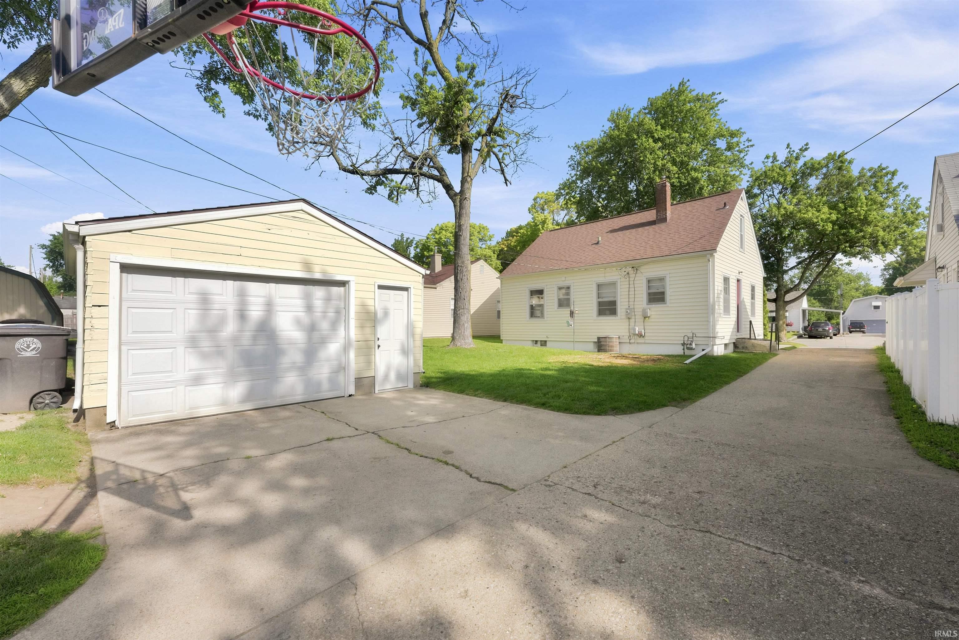 1815 Cherokee Road Fort Wayne, IN 46808 - Photo 2 of 15